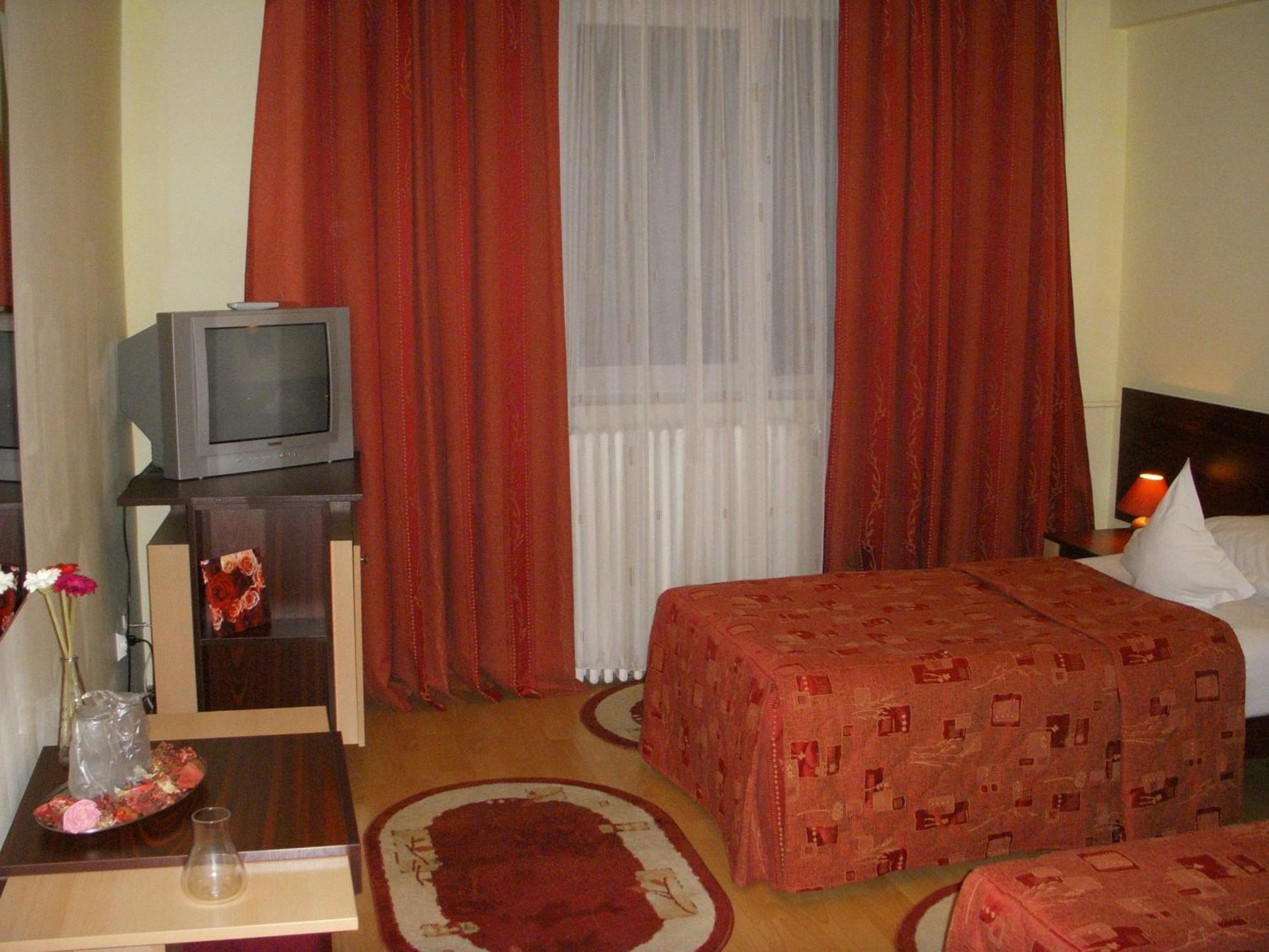 Hotel Decebal Брашов Экстерьер фото