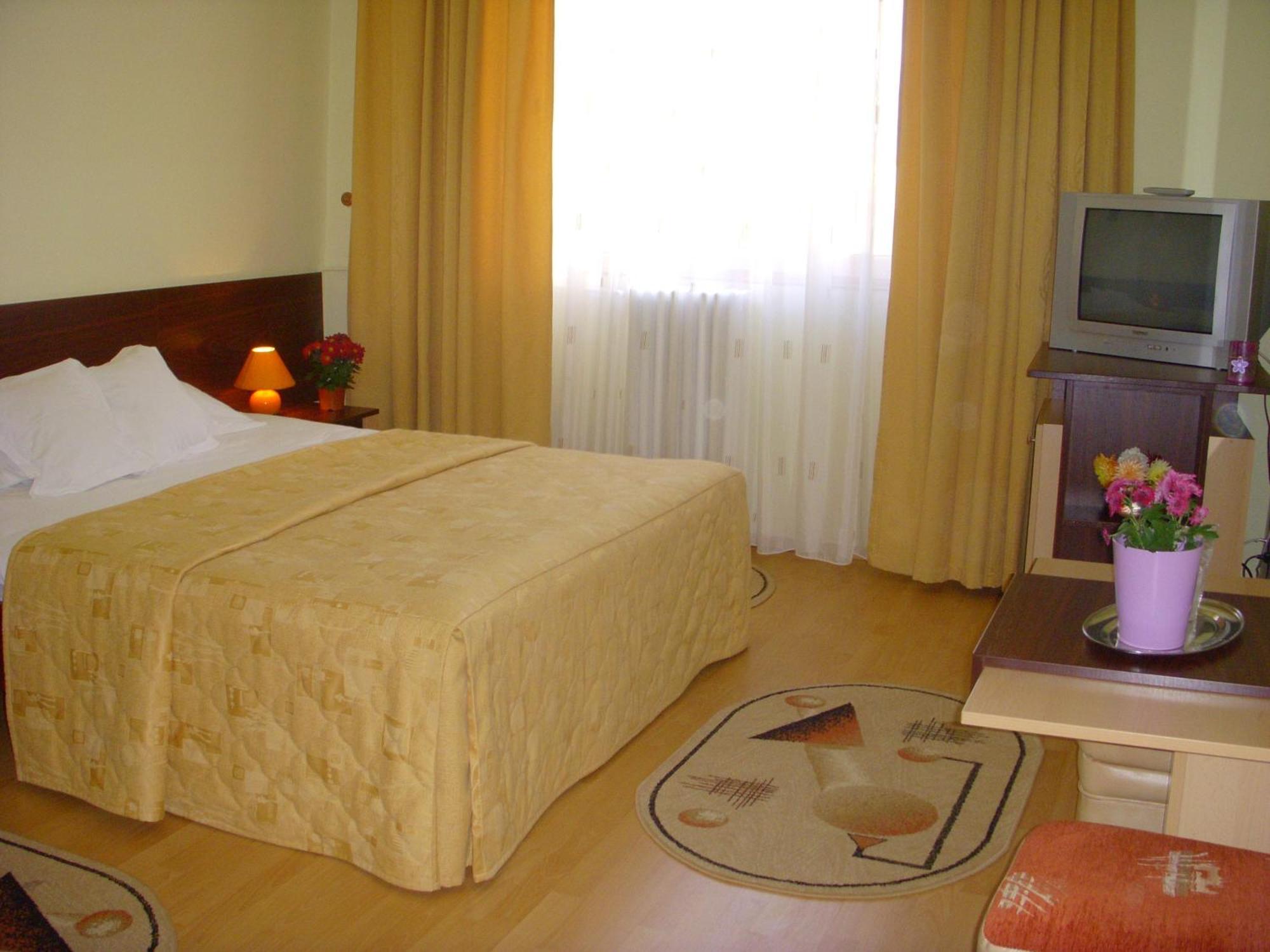 Hotel Decebal Брашов Экстерьер фото